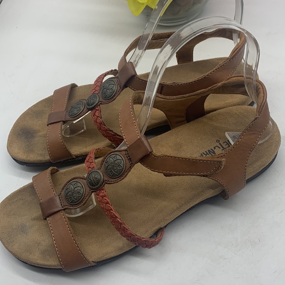 Minnetonka Tan Red Braided 3 Metal medallion Sandals Size 9 Model 70810. MCS3732 - Picture 3 of 8
